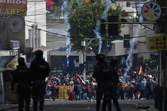 Petugas penegak hukum menggunakan gas air mata terhadap demonstran selama pawai yang menyerukan pengunduran diri Presiden Bolivia Rodrigo Paz, karena krisis ekonomi dan bahan bakar negara itu memburuk akibat kekurangan dolar AS. Foto: REUTERS/Claudia Morales