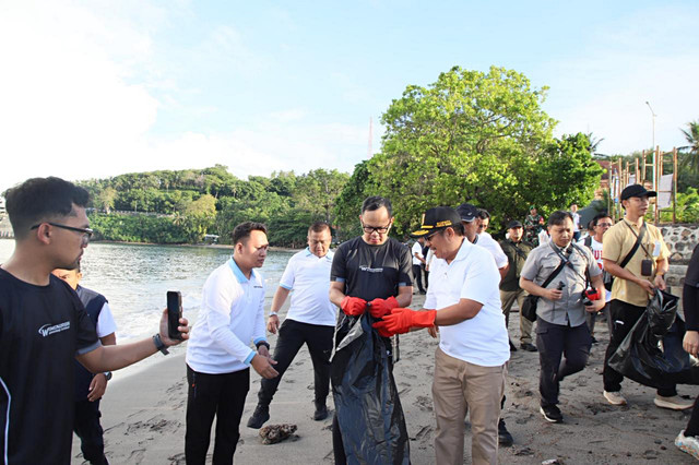 Wamendagri Bima Arya bersama ASN dan Praja IPDN NTB meenggelar Gerakan Bersih Pantai di Pantai Senggigi, Lombok Barat, NTB, Selasa (19/5/2026). Foto: Dok. Kemendagri