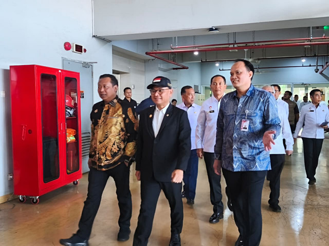 Gubernur Lemhannas Ace Hasan Syadzily, Wakil Gubernur Lemhannas Laksdya TNI Erwin S. Aldedharma dan Wakil Ketua KPK Fitroh Rohcahyanto saat meninjau barang hasil sitaan di Rupbasan KPK, Cawang, Jakarta Timur, Selasa (19/5/2026). Foto: Aditya Nugraha/kumparan
