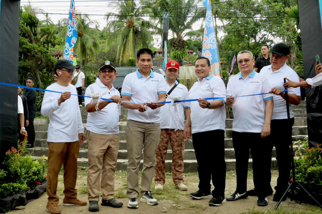 Wamendagri Akhmad Wiyagus buka Gerakan Pangan Murah di Pantai Senggigi guna kendalikan inflasi komoditas pokok di NTB, Selasa (19/5/2026). Foto: Dok. Kemendagri