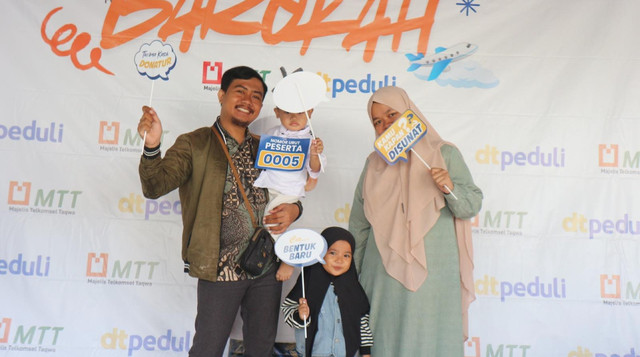 Kebahagiaan keluarga salah satu peserta khitanan barokah DT Peduli dan Majelis Telkom Taqwa di Cianjur (Sumber : DT Peduli)