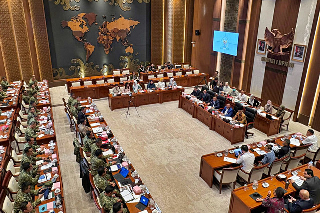 Rapat kerja Komisi I DPR dengan Menteri Pertahanan Sjafrie Sjamsoeddin, Panglima TNI Jenderal Agus Subiyanto, dan para Kepala Staf TNI di Kompleks Parlemen, Senayan, Jakarta, Selasa (19/5/2026). Foto: Jeni Ritanti/kumparan
