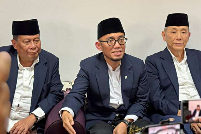 Wamenhaj Dahnil Anzar Simanjuntak (tengah) bersama Jusuf Hamka (kanan) di Bandara Jeddah. Foto: Dok. MCH 2026