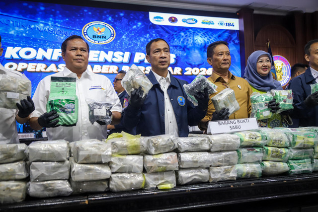 Pelaksana Tugas (Plt.) Deputi Bidang Pemberantasan BNN RI, Roy Hardi Siahaan, menujukkan barang bukti saat pemaparan hasil Operasi Saber Bersinar 2026 di Kantor BNN RI, Selasa (19/5/2026). Foto: Iqbal Firdaus/kumparan