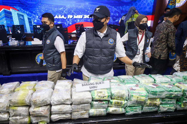 Petugas menujukkan barang bukti saat pemaparan hasil Operasi Saber Bersinar 2026 di Kantor BNN RI, Selasa (19/5/2026). Foto: Iqbal Firdaus/kumparan