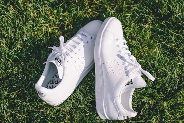 Ilustrasi cara membersihkan sepatu putih. Foto: Colin OBrien / Unsplash