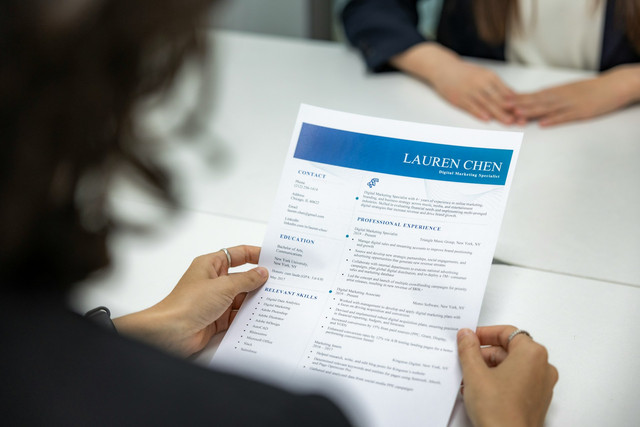 Ilustrasi perbedaan antara surat lamaran dan CV. Foto: Unsplash.