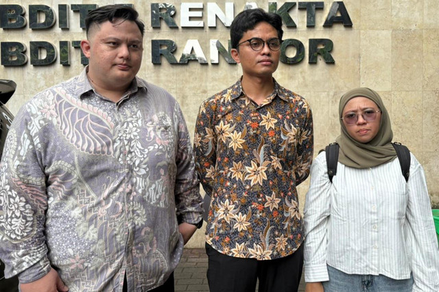 Tiga anggota TAUD, yaitu Julio (Kiri), Ravio (Tengah), dan Gema (Kanan) saat memberikan keterangan pers sebelum diperiksa sebagai saksi kasus penyiraman air keras terhadap Andrie Yunus di Polda Metro Jaya, Selasa (19/5/2026). Foto: Ryan Iqbal/kumparan