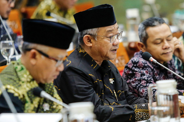 Mendikdasmen Abdul Mu'ti (tengah) bersama Wamendikdasmen Fajar (kanan) dan Atip Latipulhayat (kiri) menyampaikan paparan saat rapat kerja dengan Komisi X DPR di Kompleks Parlemen, Senayan, Jakarta, Selasa (19/5/2026). Foto: Asprilla Dwi Adha/ANTARA FOTO