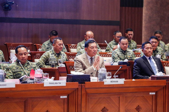 Menhan Sjafrie Sjamsoeddin (tengah) bersama Wamenhan Donny Ermawan (kanan) dan Panglima TNI Jenderal TNI Agus Subianto (kiri) menyampaikan paparan saat rapat kerja dengan Komisi I DPR di Kompleks Parlemen, Senayan, Jakarta, Selasa (19/5/2026). Foto: Asprilla Dwi Adha/ANTARA FOTO