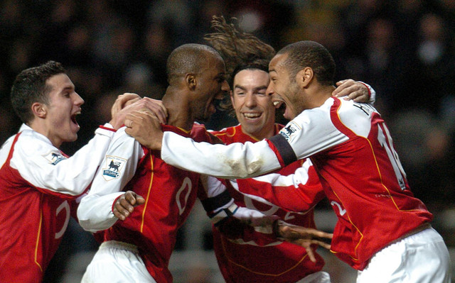 Patrick Viera (kedua dari kiri) dari Arsenal merayakan golnya bersama Thierry Henry (kanan) dan Robert Pires setelah mencetak gol melawan Newcastle selama pertandingan sepak bola Liga Primer di St James Park, Newcastle.