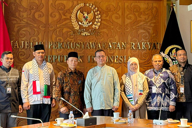 Wakil Ketua MPR RI, Hidayat Nur Wahid, menerima perwakilan Global Peace Convoy Indonesia (GPCI) di Gedung Nusantara III MPR/DPR RI, Jakarta, Selasa (19/5/2026). Foto: Jeni Ritanti/kumparan