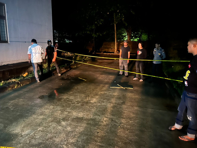 Polisi oleh TKP lokasi tewasnya mahasiswi Fakultas Teknik, Jurusan Arsitektur, Universitas Hasanuddin (Unhas), berinisial PJT (19 tahun) di kampus FT Unhas, Senin (18/5) malam. Foto: Dok. Polres Gowa Sulsel