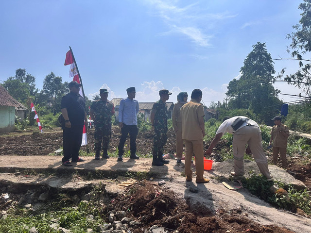 peletakan batu pertama untuk renovasi jembatan roboh di Desa Cilebut Barat, Sukaraja, Kabupaten Bogor pada Senin (18/5). Dok. Istimewa.