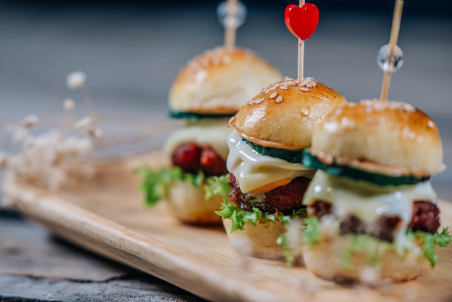 Ilustrasi burger versi one-bite. Foto: Shuttertock