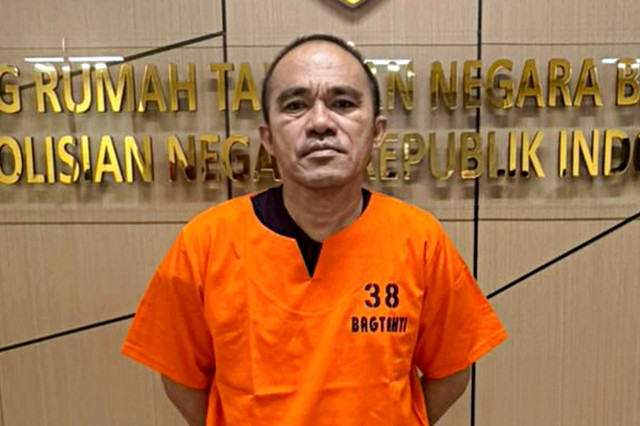 Eks kasat narkoba Polres Kutai Baray Deky Jonathan Sasiang berbaju tahanan. Foto: Dok. Istimewa