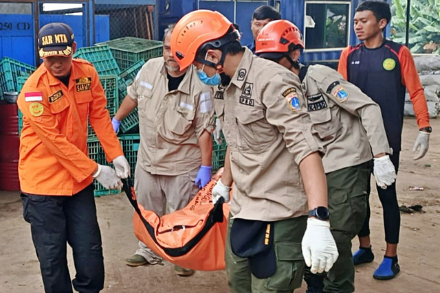 Seorang anak tewas usai terbawa arus Sungai Ciliwung dan ditemukan di Pancoran Mas, Kota Depok, Selasa (19/5/2026). Foto: Dok. SAR Jakarta