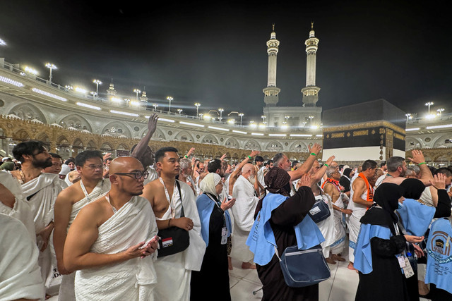 Wakil Menteri Haji dan Umrah Dahnil Anzar Simanjuntak (ketiga kiri) sekaligus Wakil Amirul Hajj melakukan tawaf saat umrah wajib di Masjidil Haram, Makkah, Arab Saudi, Selasa (19/5/2026).  Foto: Ibraheem Abu Mustafa/REUTERS