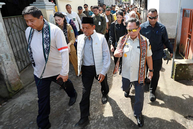 Mendagri Tito Karnavian bersama Menteri PKP Maruarar Sirait luncurkan program Bedah Rumah BSPS untuk lima provinsi di Lombok, Selasa (19/5/2026). Foto: Dok. Kemendagri