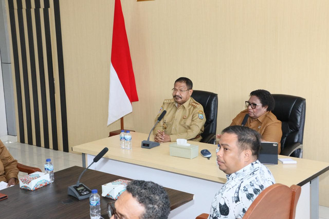Wamendagri Ribka Haluk dalam rapat membahas regulasi penanganan konflik adat di Kantor Gubernur Papua Pegunungan, Selasa (19/5/2026). Foto: Kemendagri RI