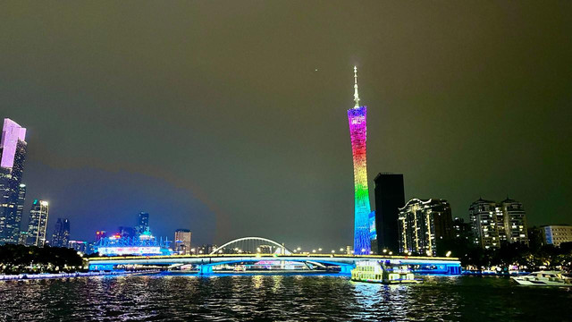 Suasana malam di Sungai Mutiara dengan pemandangan Canton Tower di Guangzhou, China, Jumat (24/4/2026). Foto: Fariza Rizky Ananda/kumparan.