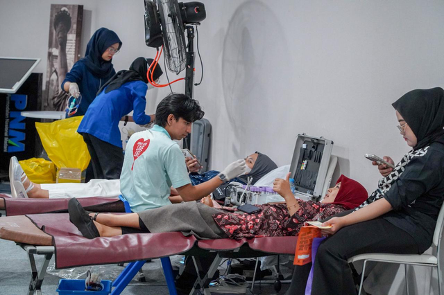 Karyawan PNM saat melaksanakan donor darah sebagai bentuk kepedulian sosial sekaligus menjadi identitas budaya perusahaan. Foto: Dok. PNM