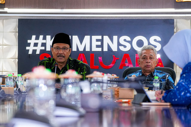 Menteri Sosial Saifullah Yusuf (Gus Ipul) bersama Wakil Menteri Sosial Agus Jabo Priyono memimpin rapat koordinasi daring bersama ratusan kepala Sekolah Rakyat se-Indonesia, Selasa (19/5/2026). Foto: Kemensos RI