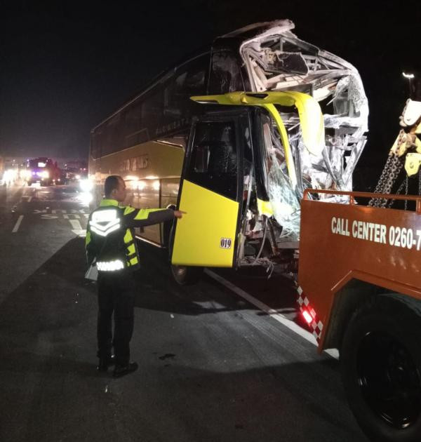 Bus pariwisata rombongan studi tur pelajar SMPN 2 Brangsong, Kabupaten Kendal, Jawa Tengah, mengalami kecelakaan beruntun di KM 89 Tol Cipali, Selasa (19/5/2026) Foto: Istimewa