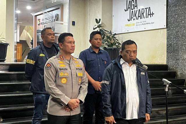 Dirkrimum Polda Metro Jaya Kombes Iman Imannudin bersama Kabid Humas Polda Metro Jaya Kombes Budi Hermanto memberikan keterangan persa kasus begal di Polda Metro Jaya, Selasa (19/5/2026). Foto: Rayyan Farhansyah/kumparan