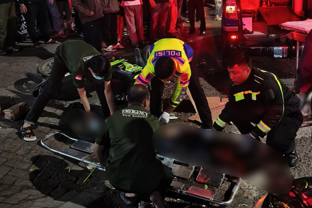 Polisi mengevakuasi pengendara motor yang tewas tertabrak truk di Desa Sukamulya, Kecamatan Cikupa, Kabupaten Tangerang, Selasa, (19/5/2026). Foto: Satlantas Polresta Tangerang