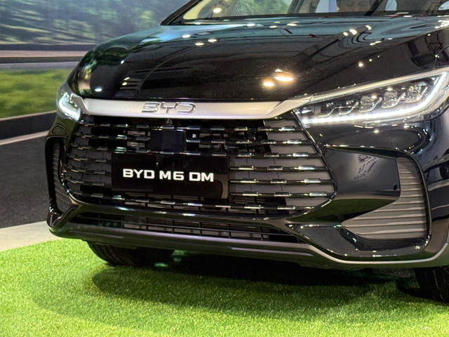 BYD M6 DM. Foto: Syahrul Ghiffari/kumparan