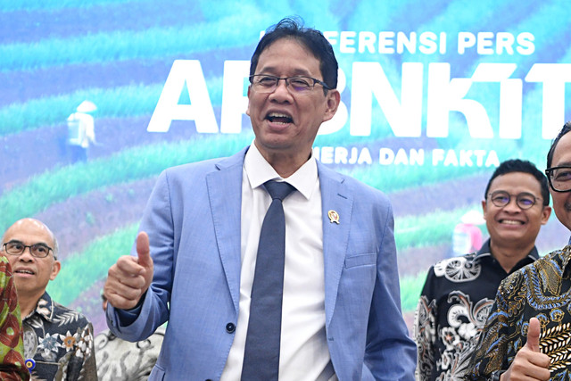 Menteri Keuangan Purbaya Yudhi Sadewa mengacungkan jempol saat konferensi pers APBN KiTa edisi Mei 2026 di Jakarta, Selasa (19/5/2026). Foto: M Risyal Hidayat/ANTARA FOTO