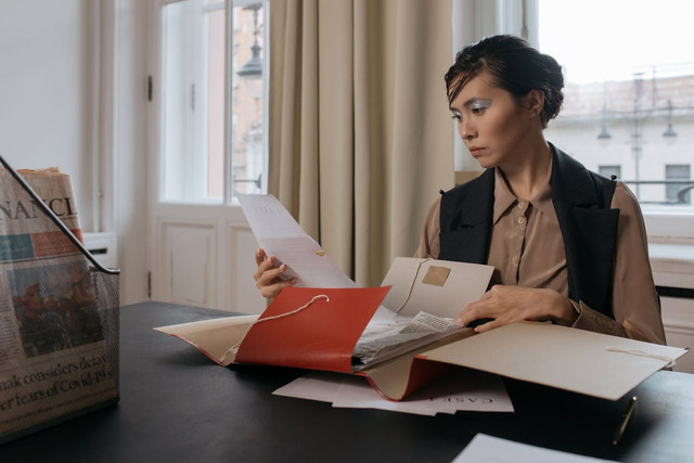 Ilustrasi membahas contoh surat lamaran kerja di bank. Foto: Pexels