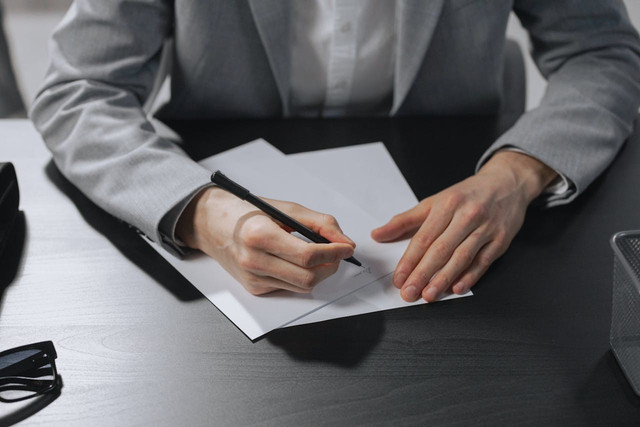 Ilustrasi mempelajari contoh surat pengunduran diri kerja. Foto: Pexels