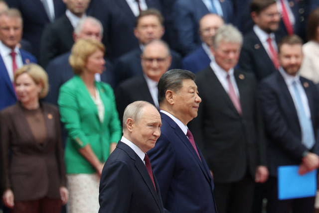 Presiden Rusia Vladimir Putin berjalan bersama Presiden Tiongkok Xi Jinping selama upacara penyambutan di Balai Besar Rakyat di Beijing, Tiongkok, 20 Mei 2026. Foto: REUTERS/Maxim Shemetov/Pool