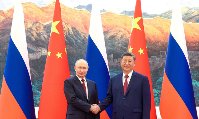 Presiden Rusia Vladimir Putin dan Presiden Tiongkok Xi Jinping berpose untuk foto saat pertemuan di Balai Besar Rakyat di Beijing, Tiongkok, 20 Mei 2026. Foto: Sputnik/Maxim Stulov/Pool via REUTERS