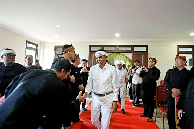 Gubernur Jabar Dedi Mulyadi menghadiri Diskusi Kecagarbudayaan dengan topik "Prasasti Batu Tulis dan Makuta Binokasih Sanghyang Pake", di Museum Pajajaran Bogor, Kota Bogor, Jawa Barat, Kamis (14/5/2026). Foto: Dok. Diskominfo Jabar