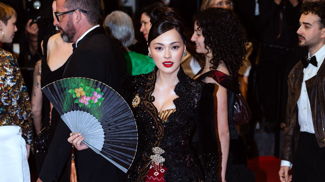 Gaya Klasik Jolene Marie di Cannes, Pakai Kebaya & Perhiasan Keraton Solo. Foto: STUDIO47