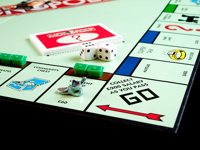 Ilustrasi cara bermain monopoli.Foto: William Warby / Unsplash