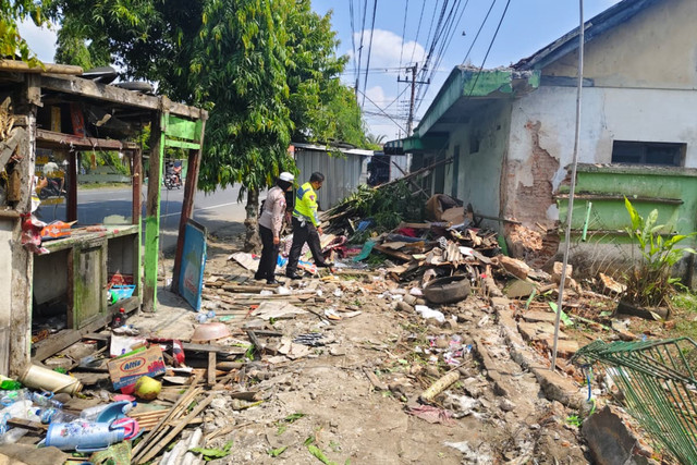 Lokasi bus Sugeng Rahayu menabrak warung makan di Banyumas, Jawa Tengah, Rabu (20/5/2026). Foto: Dok. Polresta Banyumas