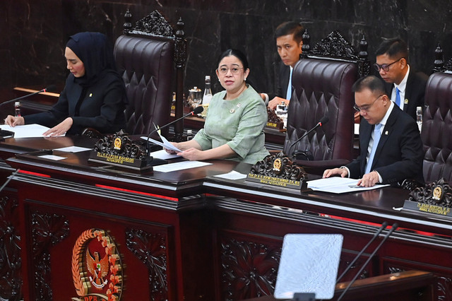 Ketua DPR Puan Maharani (tengah) didampingi Wakil Ketua DPR Sufmi Dasco Ahmad (kanan) dan Sari Yuliati (kiri) memimpin Rapat Paripurna ke-19 DPR RI Masa Persidangan V Tahun Sidang 2025-2026 di kompleks Parlemen, Jakarta, Rabu (20/5/2026). Foto: Rivan Awal Lingga/ANTARA FOTO