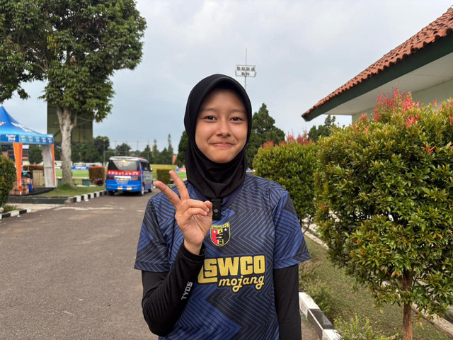 Pemain Timnas Wanita Indonesia, Diva Aulia Putri, usai berbincang dengan kumparanBOLANITA di Pusdikpom Cimahi, Sabtu (16/5). Foto: Aji Nugrahanto/kumparan