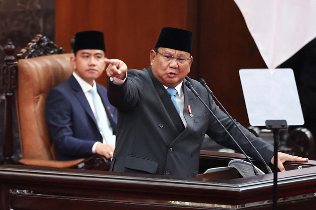 Presiden Indonesia Prabowo Subianto menyampaikan pidatonya tentang kebijakan ekonomi dan rencana fiskal 2027 kepada anggota parlemen yang disaksikan Wakil Presiden Gibran Rakabuming Raka, di gedung parlemen di Jakarta, 20 Mei 2026. Foto: REUTERS/Willy Kurniawan