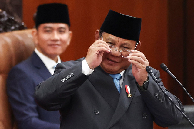 Presiden Indonesia Prabowo Subianto merapikan kacamatanya saat menyampaikan pidato tentang kebijakan ekonomi dan rencana fiskal 2027 kepada anggota parlemen di gedung parlemen di Jakarta, 20 Mei 2026.  Foto: Willy Kurniawan/REUTERS
