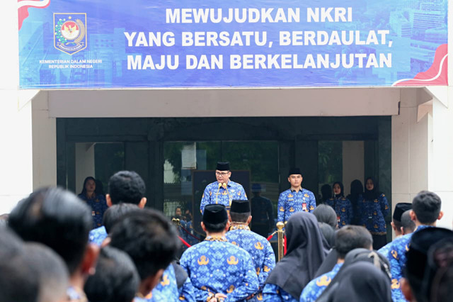Staf Ahli Menteri Dalam Negeri Bidang Aparatur dan Pelayanan Publik, Anwar Harun Damanik memimpin upacara peringatan Hari Kebangkitan Nasional (Harkitnas) ke-118 di lingkungan Kemendagri, Rabu (20/5/2026). Foto: Dok. Kemendagri