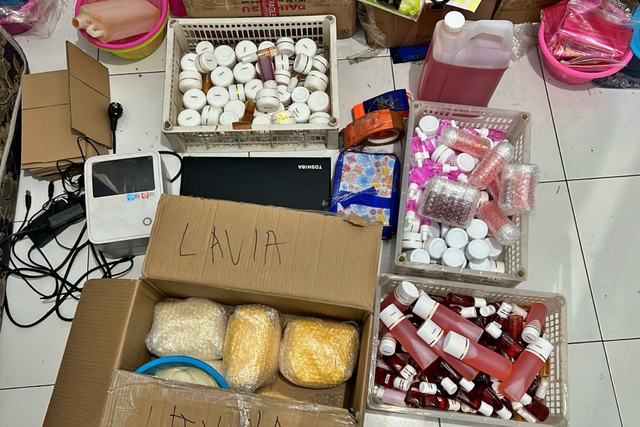 Sejumlah barang di dalam pabrik kosmetik ilegal di Cirebon. Foto: Dok. Bareskrim