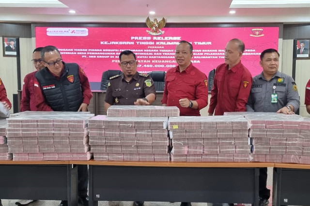 Kejati Kaltim perlihatkan tumpukan uang senilai Rp 57 miliar hasil pengembalian dari kasus Tambang PT JMB. Foto: kumparan