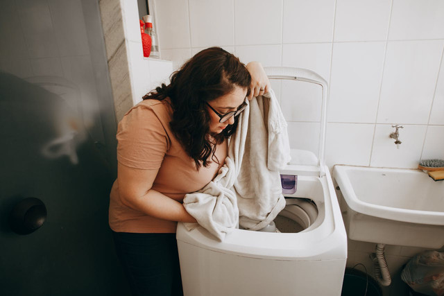 Ilustrasi mencuci pakaian di mesin cuci 1 tabung low watt. Foto: Pexels