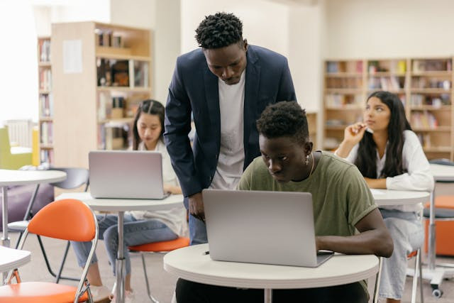 sumber:Foto oleh Mikhail Nilov dari Pexels: https://www.pexels.com/id-id/foto/meja-tulis-sekolah-siswa-murid-9159042/
