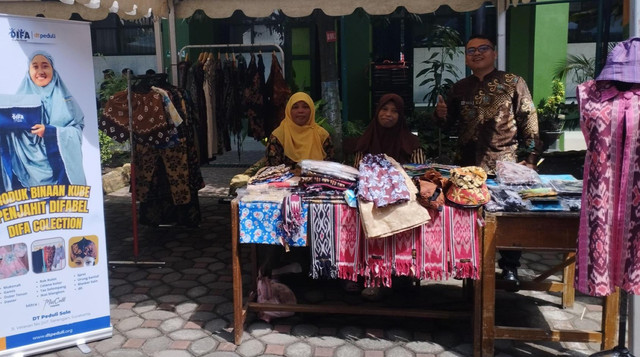 Hasil Karya Difabel Binaan DT Peduli Solo ditampilkan di Event Bazar dan Fashion Show yang digelar di SMAN 7 Surakarta (Sumber : DT Peduli)